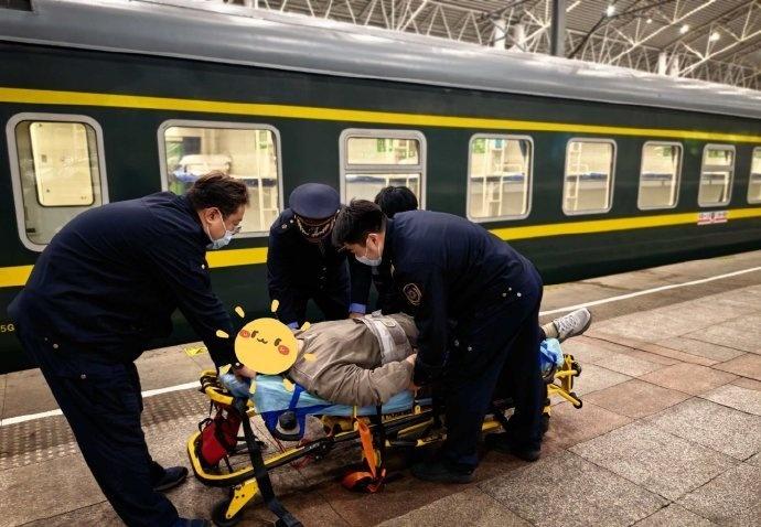 @上铁合肥客运段官微 说，4月5日，K8482次列车上海站始发，接到车站通知，一