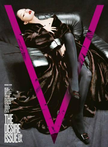 辛芷蕾亮相《V》中文版杂志十一月刊封面。