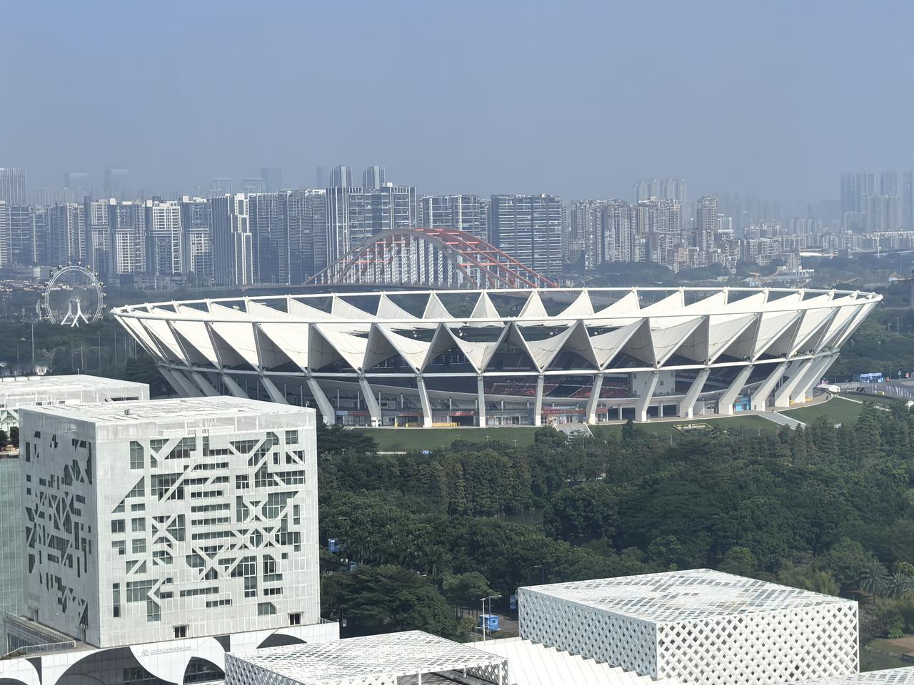 想象一下，一个建筑像盛开的莲花一样优雅，又能承载世界杯预选赛、周杰伦演唱会，甚至