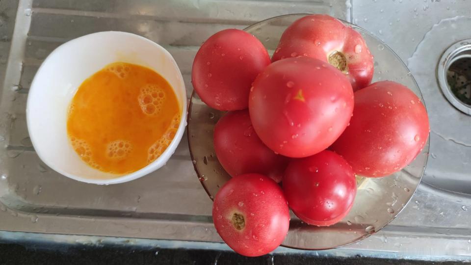 昨天带孩子们去大棚摘西红柿的快乐场景还历历在目，今天就迫不及待地想用这些新鲜食材