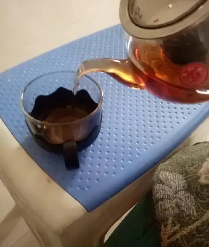 昨天傍晚，小区楼道口，老张蹲台阶抽烟，老婆喊吃饭他才慢吞吞进门。隔壁单元，上个月