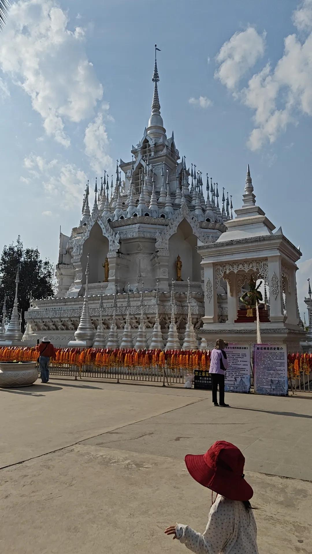 开车很远，路过雅居乐，没有想到能路过雅居乐，因为吃完饭了，假如没吃饭，就喊京城常