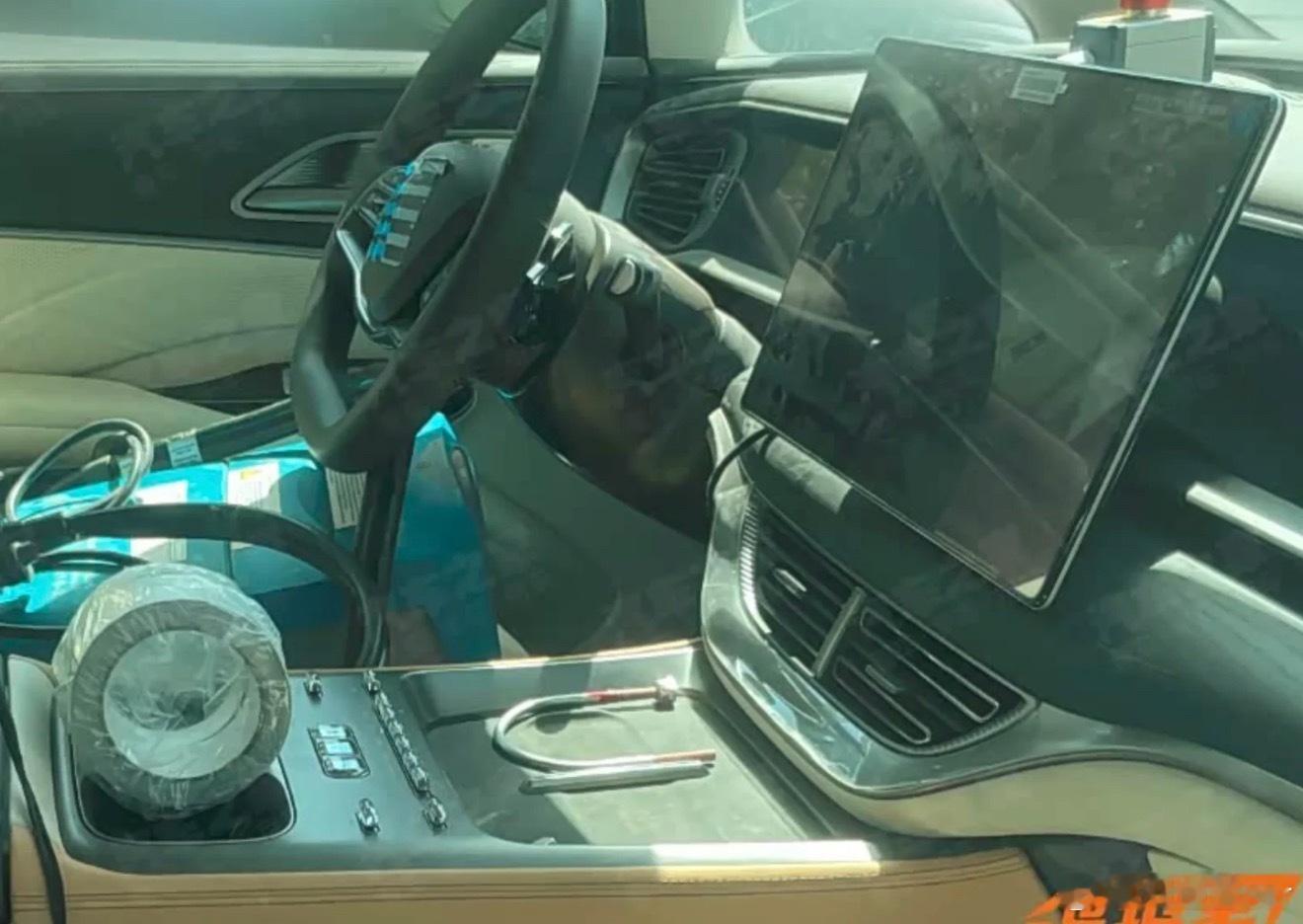 即将改款的腾势D9也用上了怀档比亚迪这是以后的车都要上怀档了  ​​​