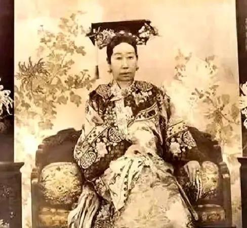 慈禧太后有个亲弟弟，名叫桂祥，他经常把慈禧的赏赐拿去当铺，换成现金去抽大烟！慈禧