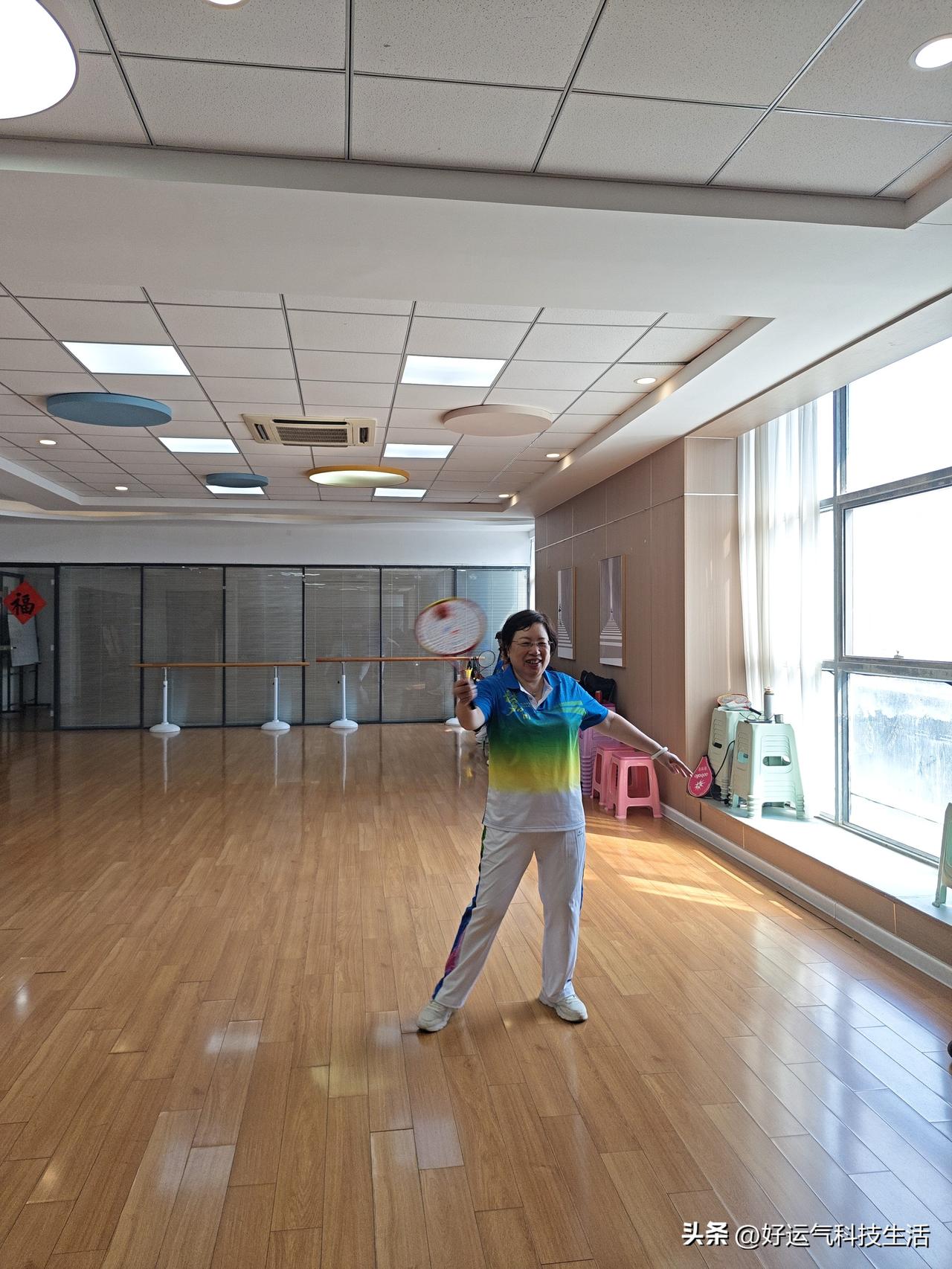 柔力球演出要定人选，我只能当个备选啦啦队
 
下午去社区练柔力球啦，马上14号社