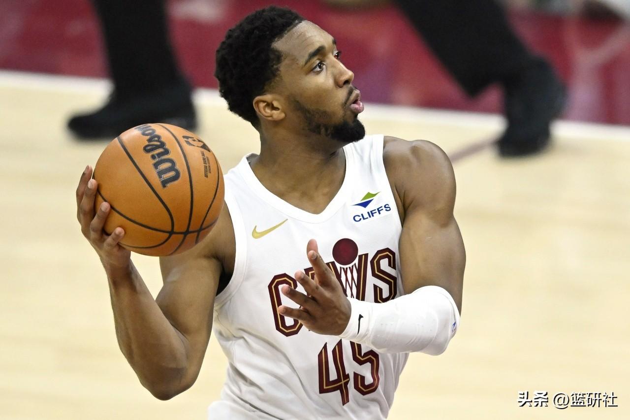 米切尔今天把篮筐砸歪了，全场10中1，三分7中1，投篮命中率10%，连续71场得