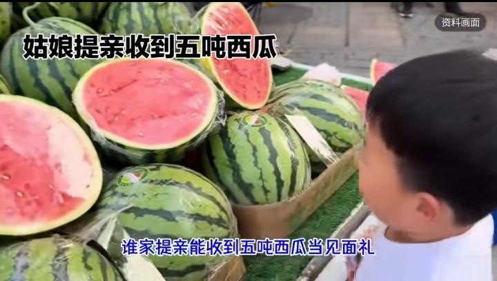 宁夏银川发生的这件事太暖心了。张女士两家提亲时，她妈妈随口说“以后家里有吃不完的