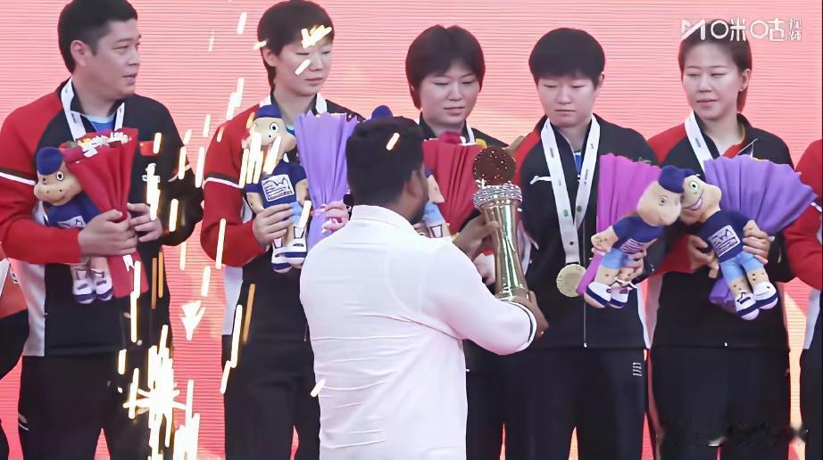 印度的颁奖嘉宾
是不是有点可爱？
他谁都不认
只认孙颖莎！

看来印度的官员
和