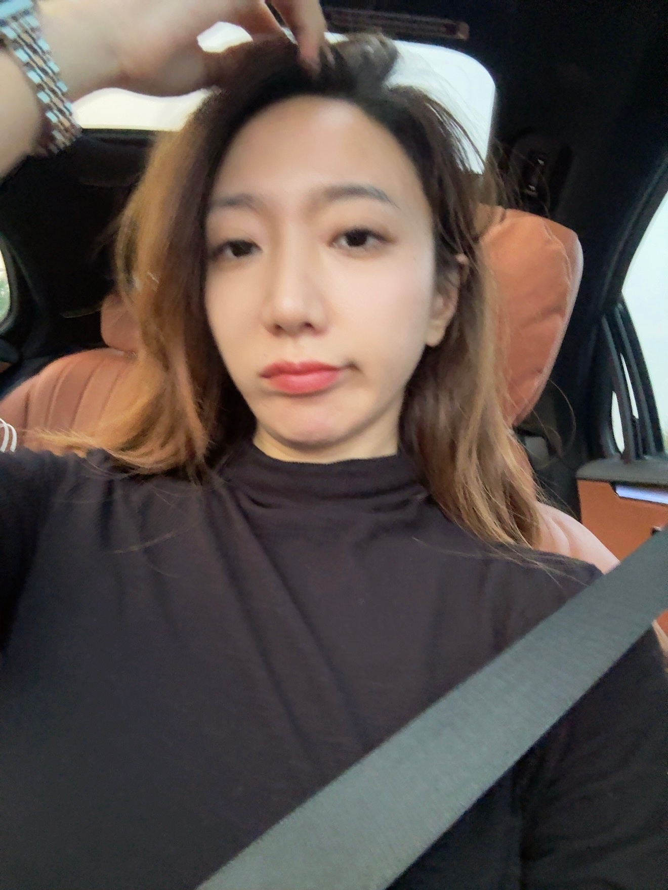 早啊！我回北京啦！但有个问题 按生物钟我马上该睡觉了那这会儿到底睡不睡呢[淡淡的