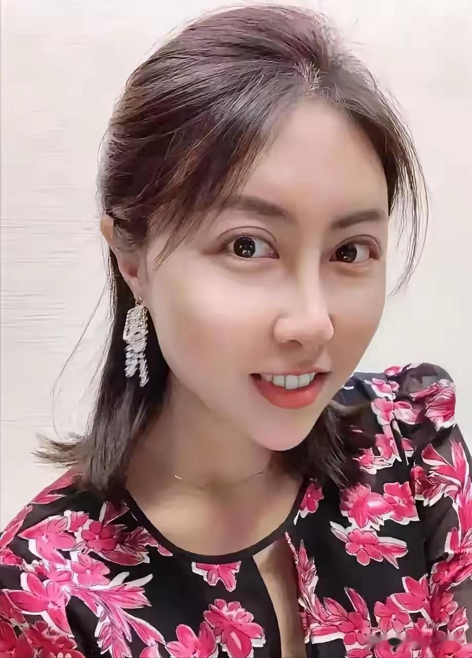 浅浅46了，颜值和冰冰有的一拼，忽闪忽闪大眼睛，高鼻子小嘴，虽然很美，可谓明星气
