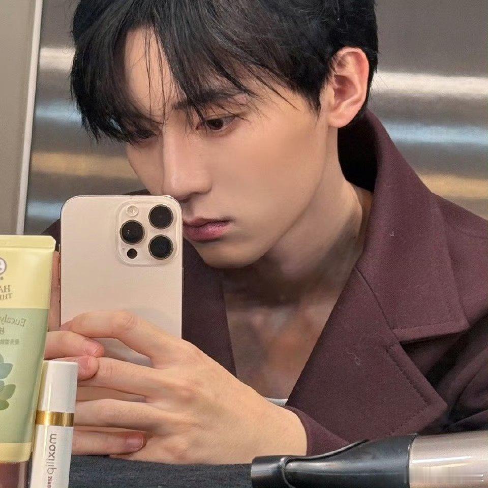 周翊然更新自拍，好嫩好帅