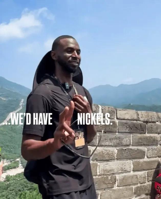 “我们有两名球员在休赛期到访了世界奇迹。”威金斯到访了中国长城，韦尔到访了埃及金