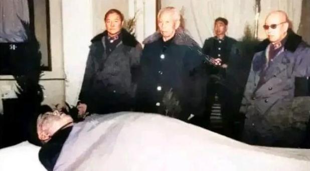 1985年，许世友将军卧病在床，趁旁边无人陪护时，用毛巾勒住自己的脖子死死拉紧，