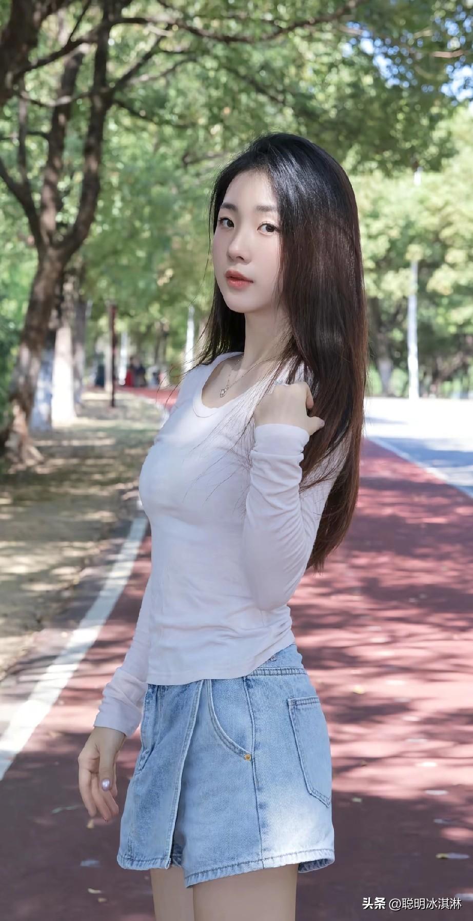 阳光下的清新少女，漫步在绿树成荫的小路上。