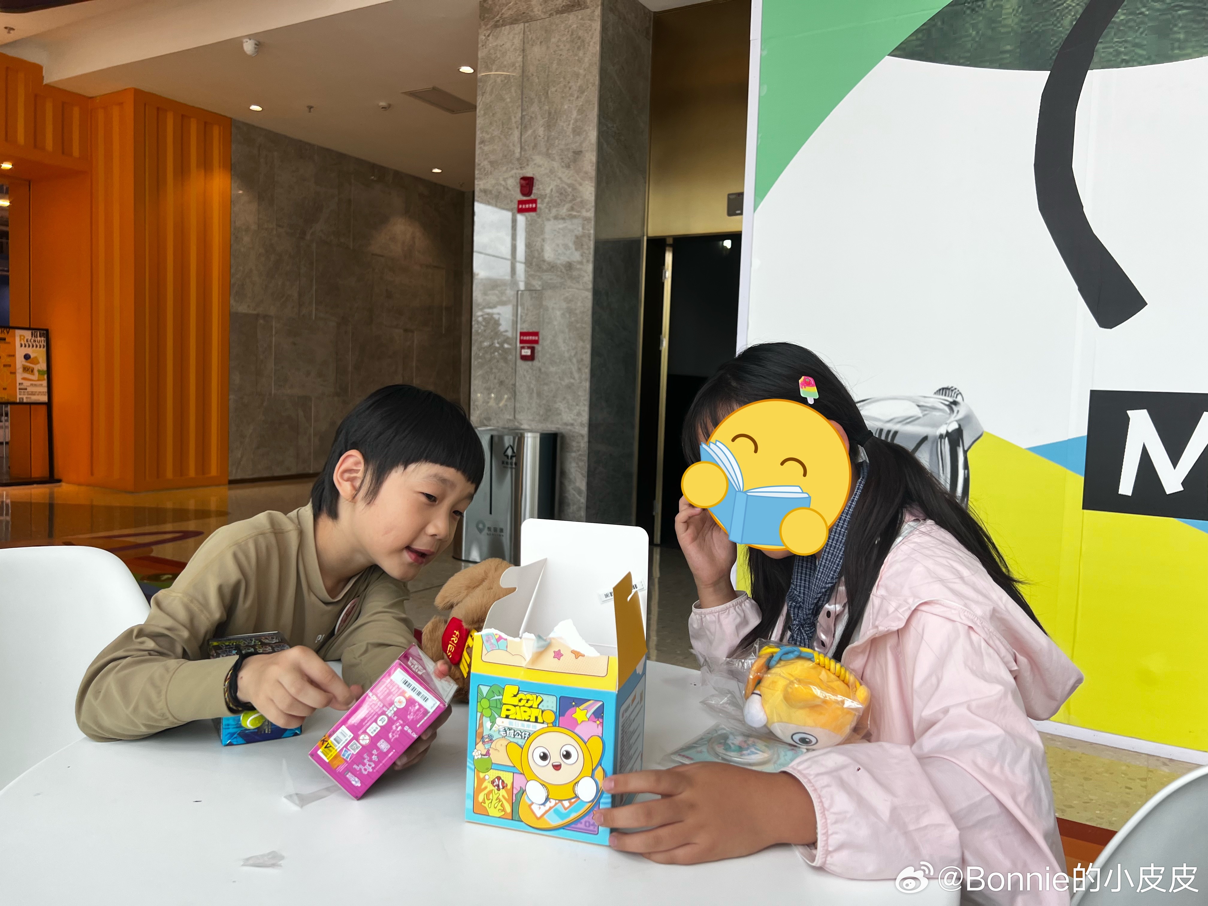 商场抓娃娃、买盲盒、吃东西。对小孩儿来说就是很开心的一天了。回家休息一会儿，下午