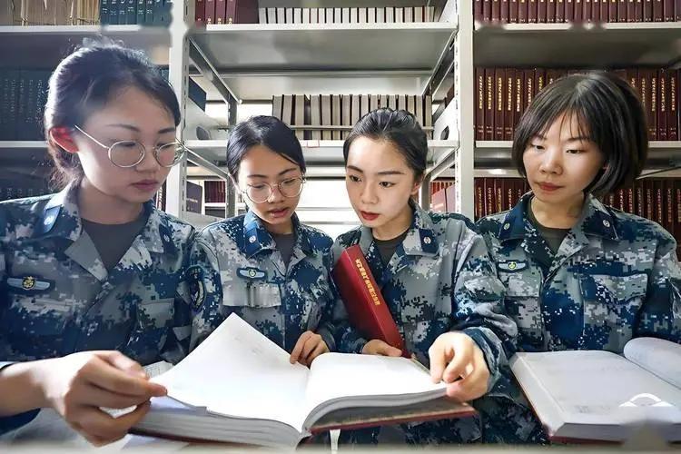 我家邻居的孩子，部队文职，月工资16000多，在省会工作，辞职了！这个孩子军校毕