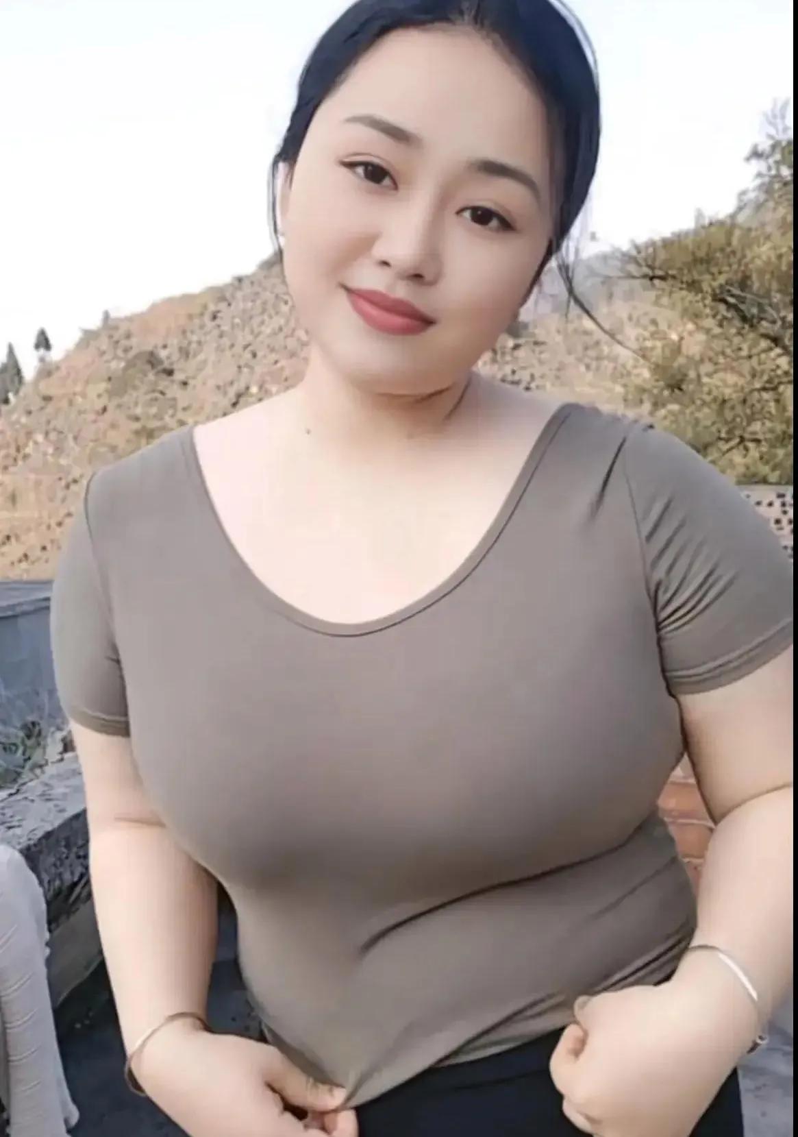 一个好女人：规矩为骨，温柔为魂
文/无冕诗人

在尘世的喧嚣间穿梭，
有这样的好