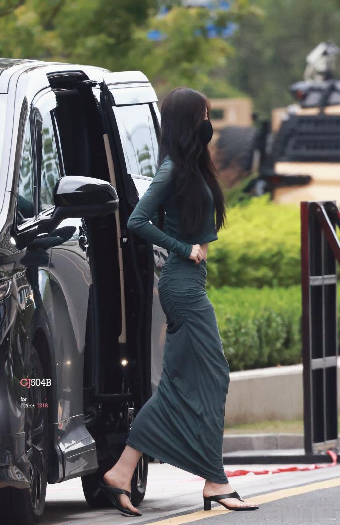 虞书欣女神中的女神虞书欣紧身裙路透带来满满的视觉冲击，气质拉满，女神中的女神 ​