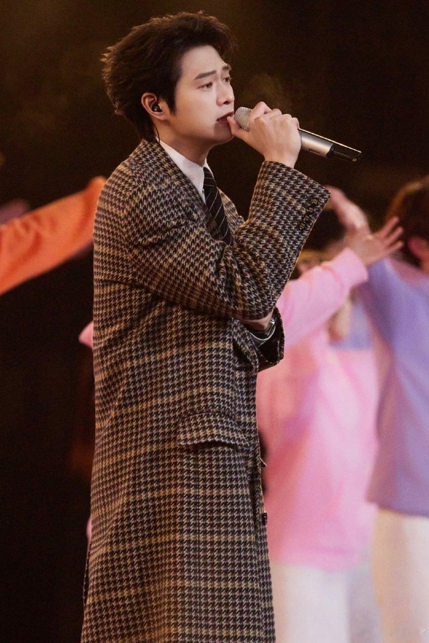 魏大勋跨晚向阳自有花开魏大勋央视跨晚西装造型魏大勋央视跨晚西装造型 