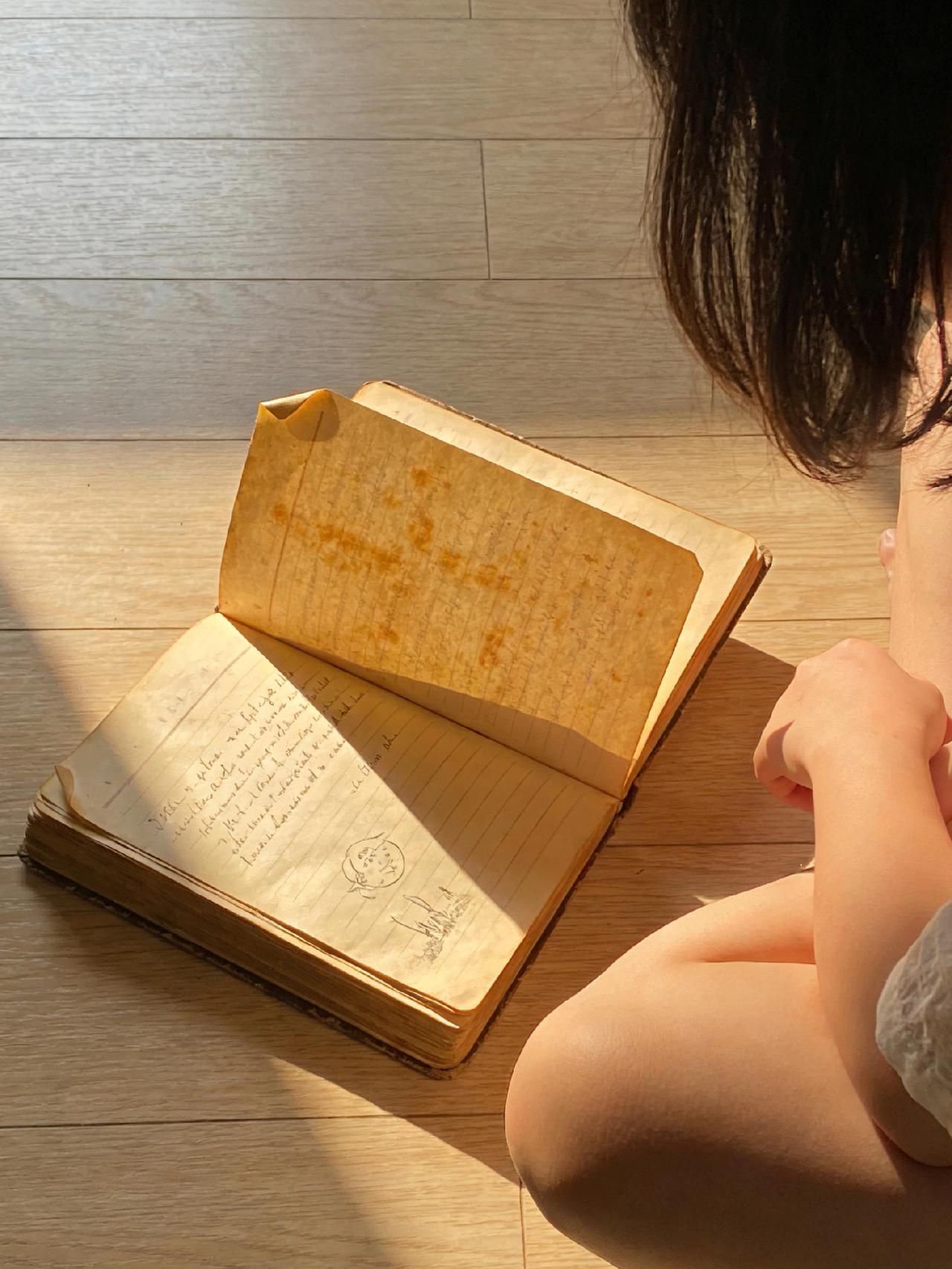 人生最珍贵的，是慢慢变好的自己
 
前几天整理旧物，翻到十年前的日记本，扉页上歪