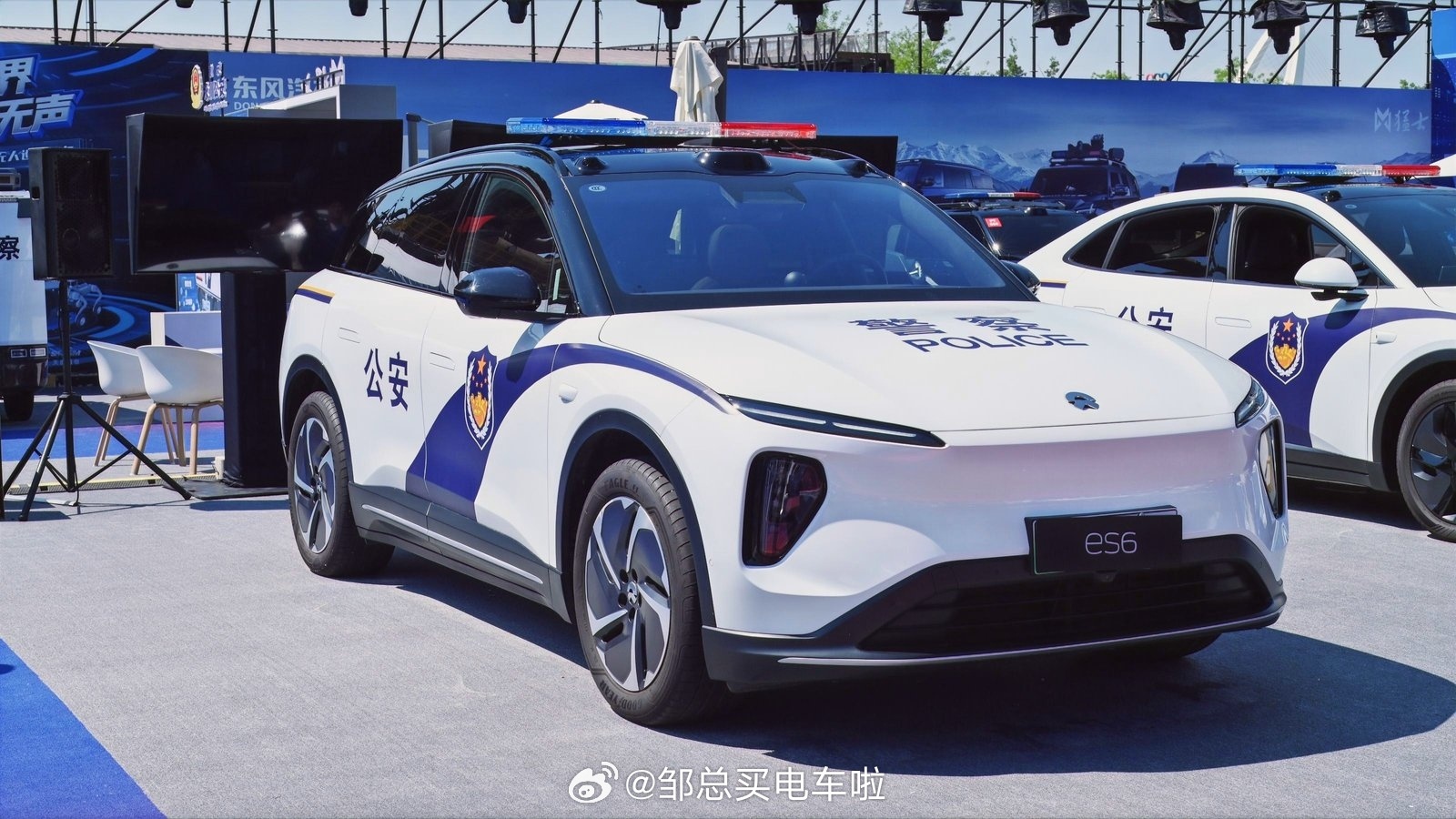 蔚乐萤联合出战，新能源版“警务用车三剑客”闪亮登场警博会。警用涂装上车的蔚来ES
