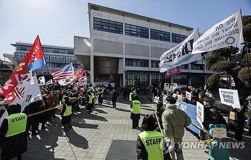 这张图片就是韩国党争的答案
学生时代已深入骨髓，形成阵营。
四十年前，大学时代的