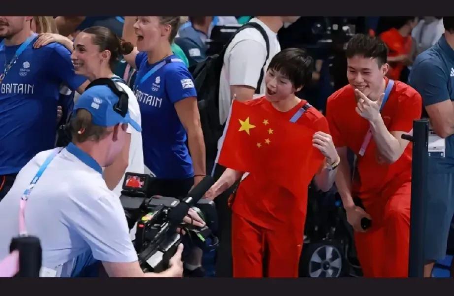 妹妹在亲友身边就特别自由自在，放松，回归她内心那个真正的孩子。广东的哥哥姐姐，是