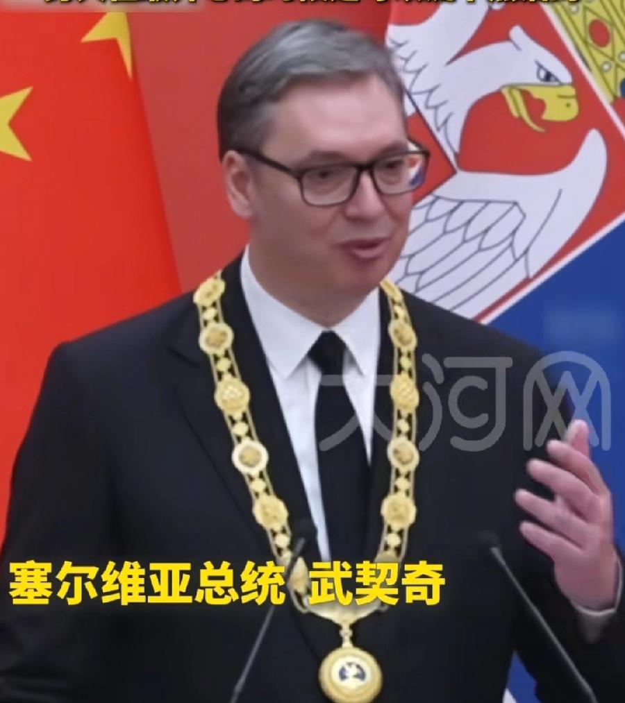 武契奇虽然人在中国，与夏巴兹一样，心在国内，前脚刚到，国内后院就“失火”了，3万