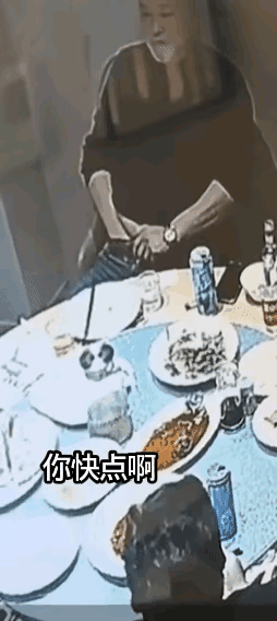 霸王餐吃出了新高度！视频中的男士在饭店饱餐一顿后，为了能够免单，他竟然想出了如此