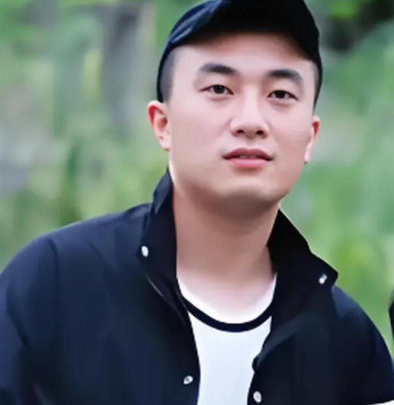 2021年，四川30岁男子每天和57岁母亲一起睡，他洗澡时，母亲也待在浴室，他不