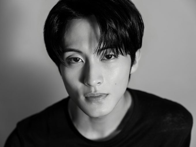 马克入驻Weverse…公开新简历照   马克为与粉丝们更近距离地沟通而准备了新