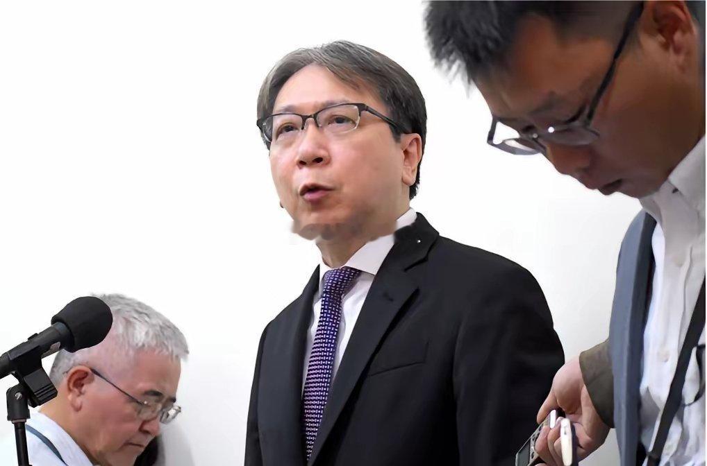 台当局自我安慰的把戏，真的很可笑！台“国安局长”蔡明彦最近说，特朗普访华时，中美