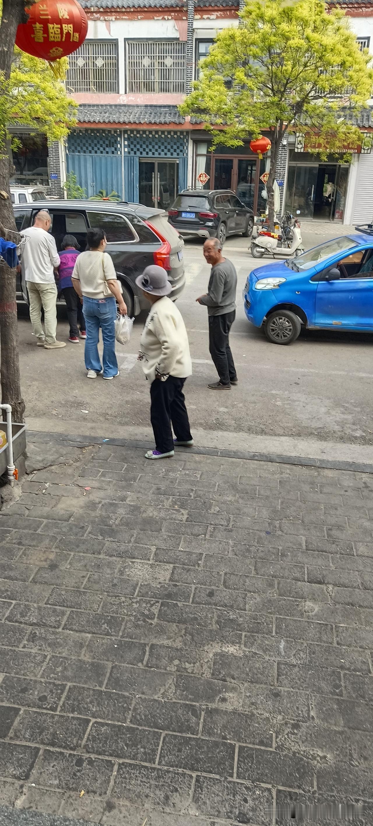 出门就餐，撞见了特别动人的一幕。
我追到饭店门口把这一幕拍了下来。真的感觉他们特