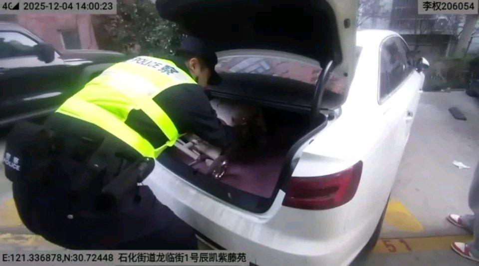 近日蒙山路派出所接到一位女士的紧急求助，她2岁的孩子被锁在了车里，车钥匙也在里面