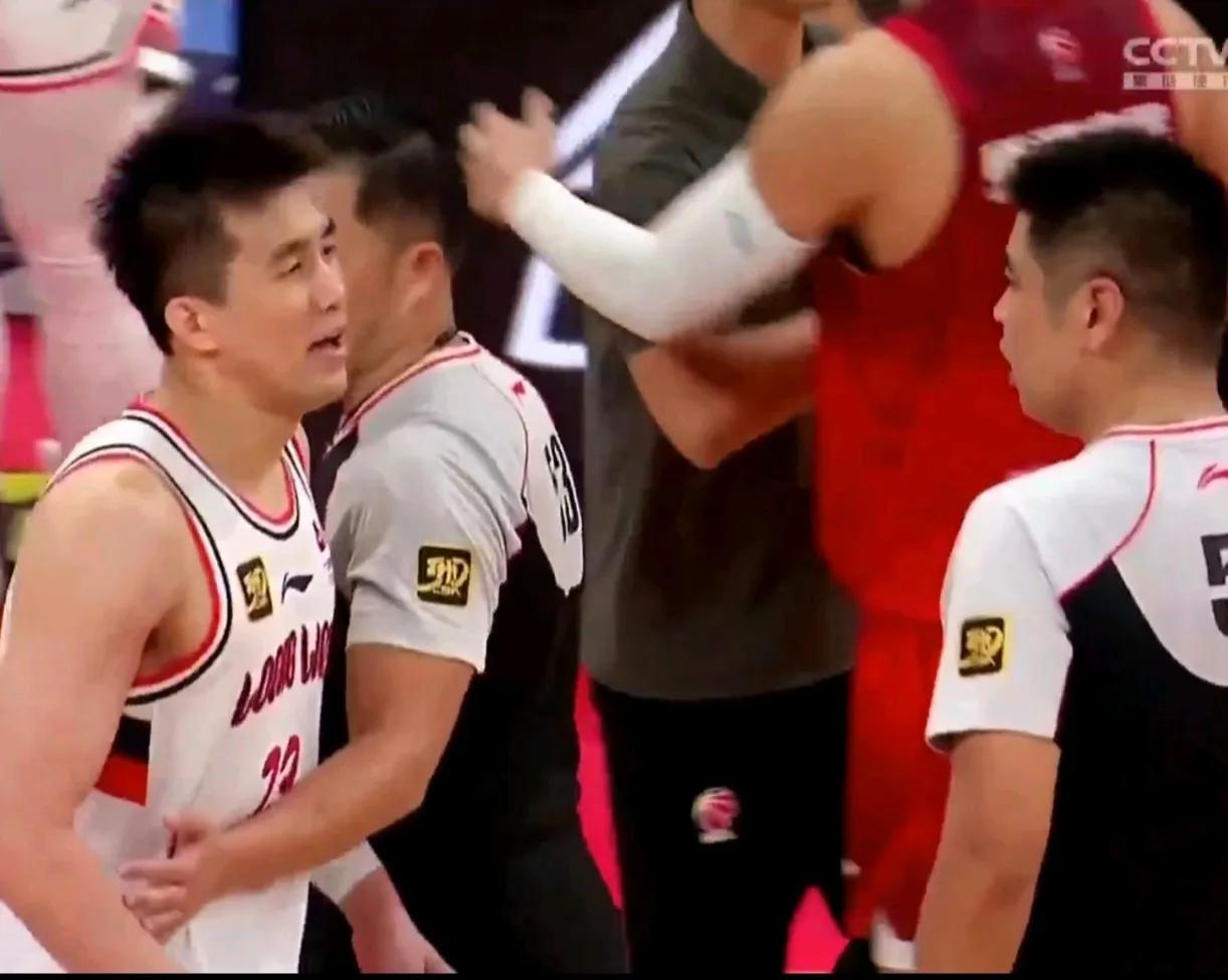 郭艾伦，和裁判叫板，场均一T，那个追风少年回来了[大笑]cba也就只有他，南北流