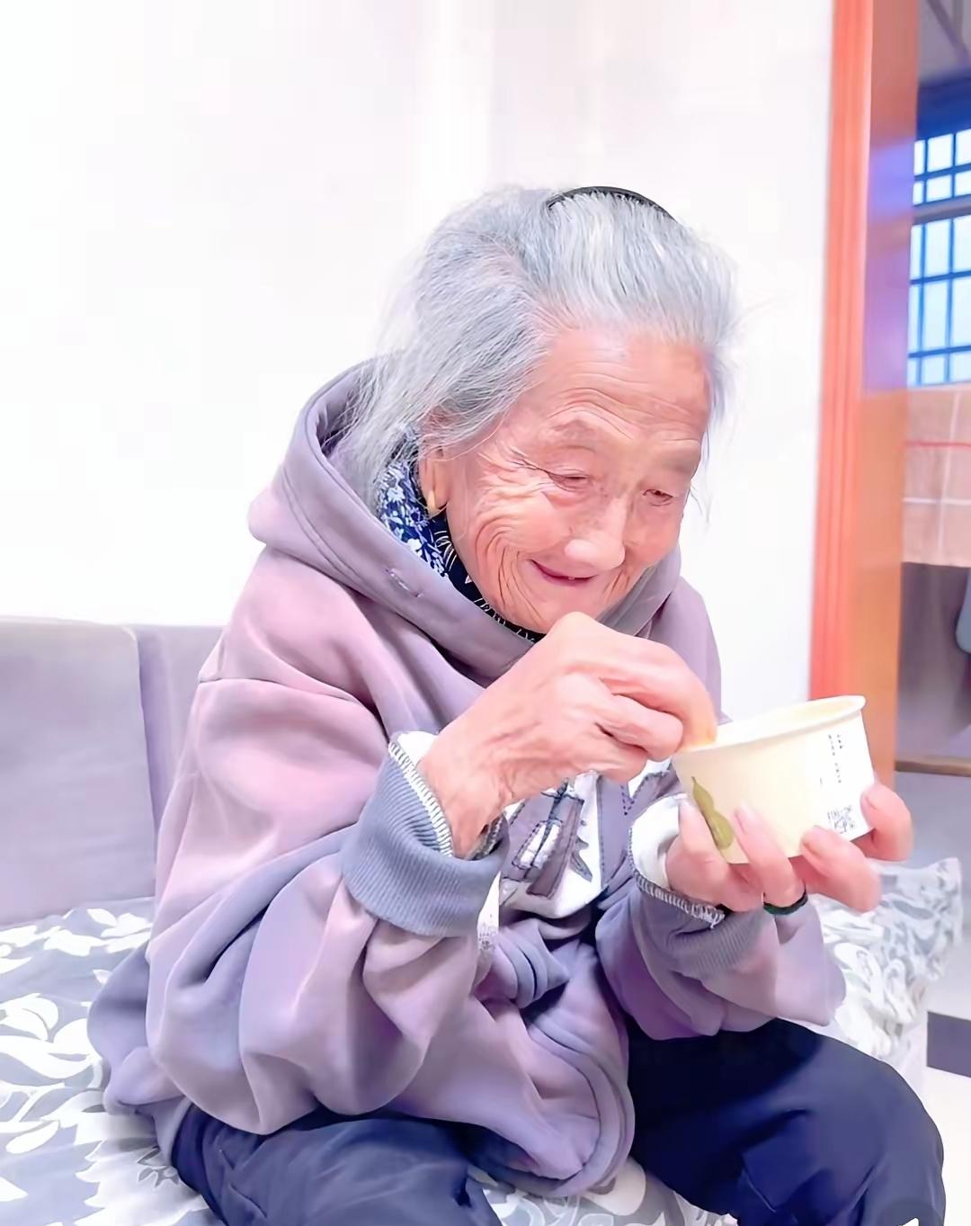 上海一位92岁老太太走了，养老院的人打开她抽屉那一瞬间，全场静得连呼吸都不敢大声