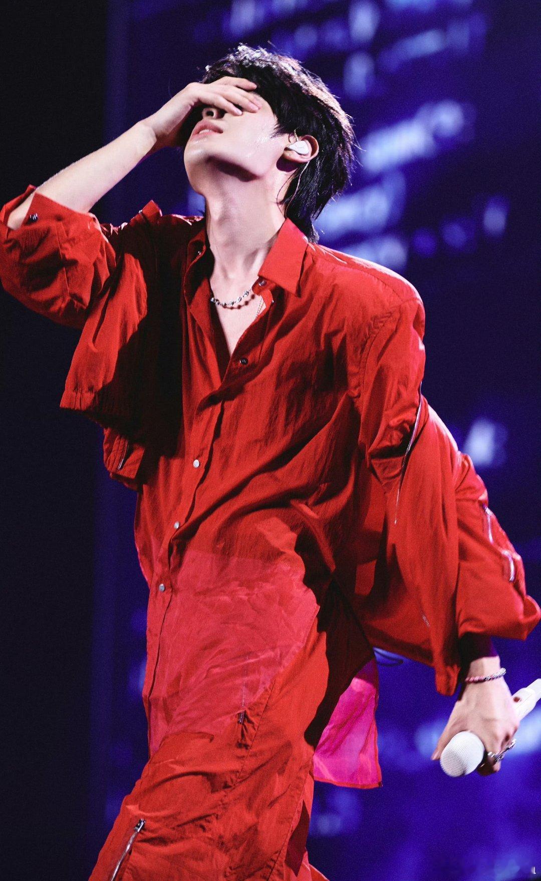 黄明昊 hmh黄明昊闪光时刻 你从人群中走来，带着一身光芒，照亮了我们的世界，从
