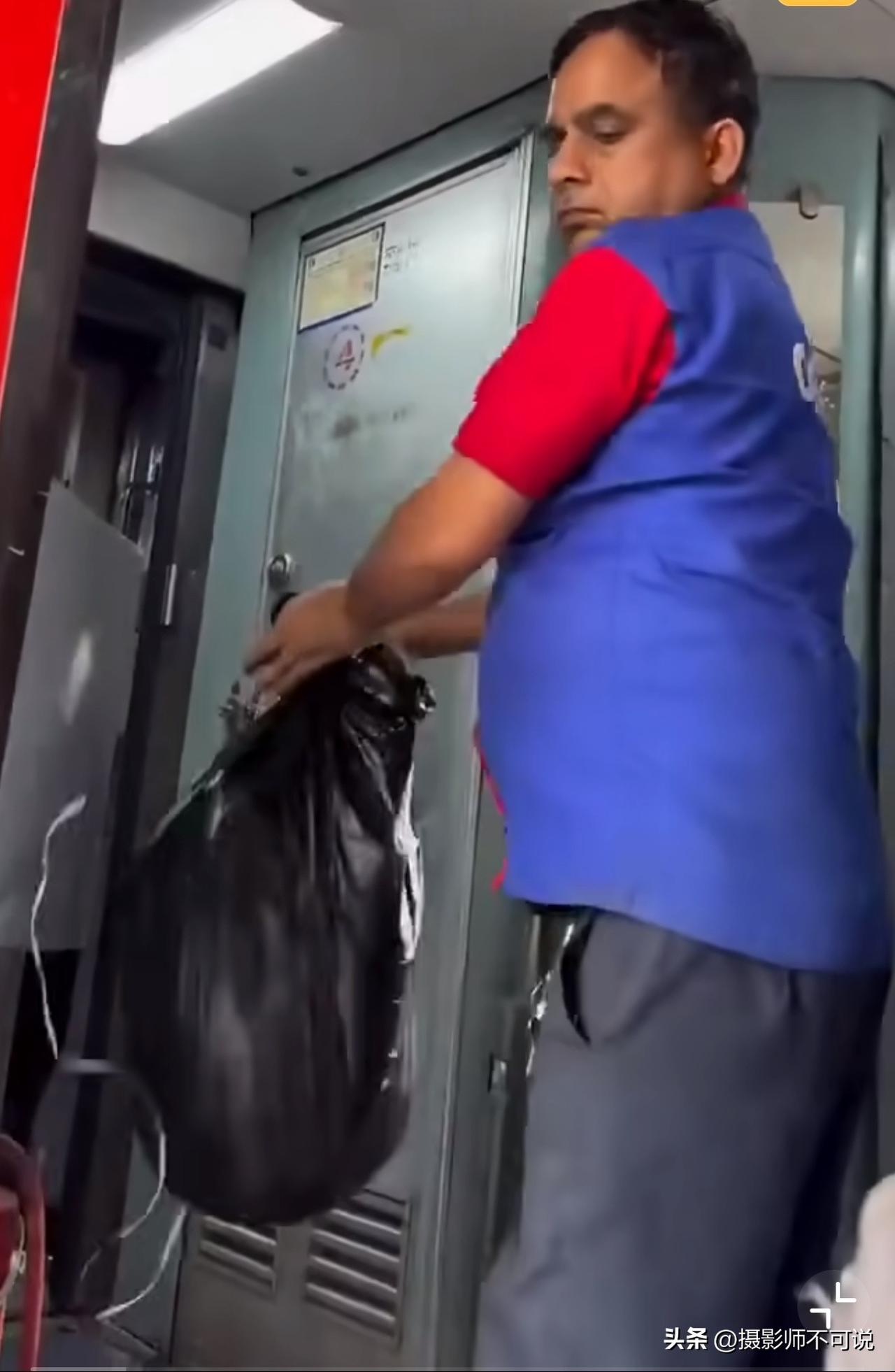 印度火车处理垃圾的方式太多此一举了，我觉得纯粹是浪费人力和物力。今天刷到一段印度