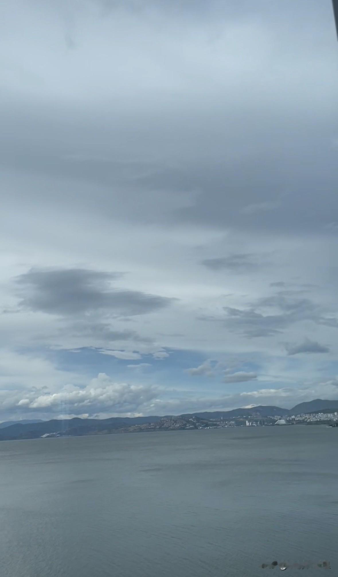 洱海的水、空中的云和远处的苍山。