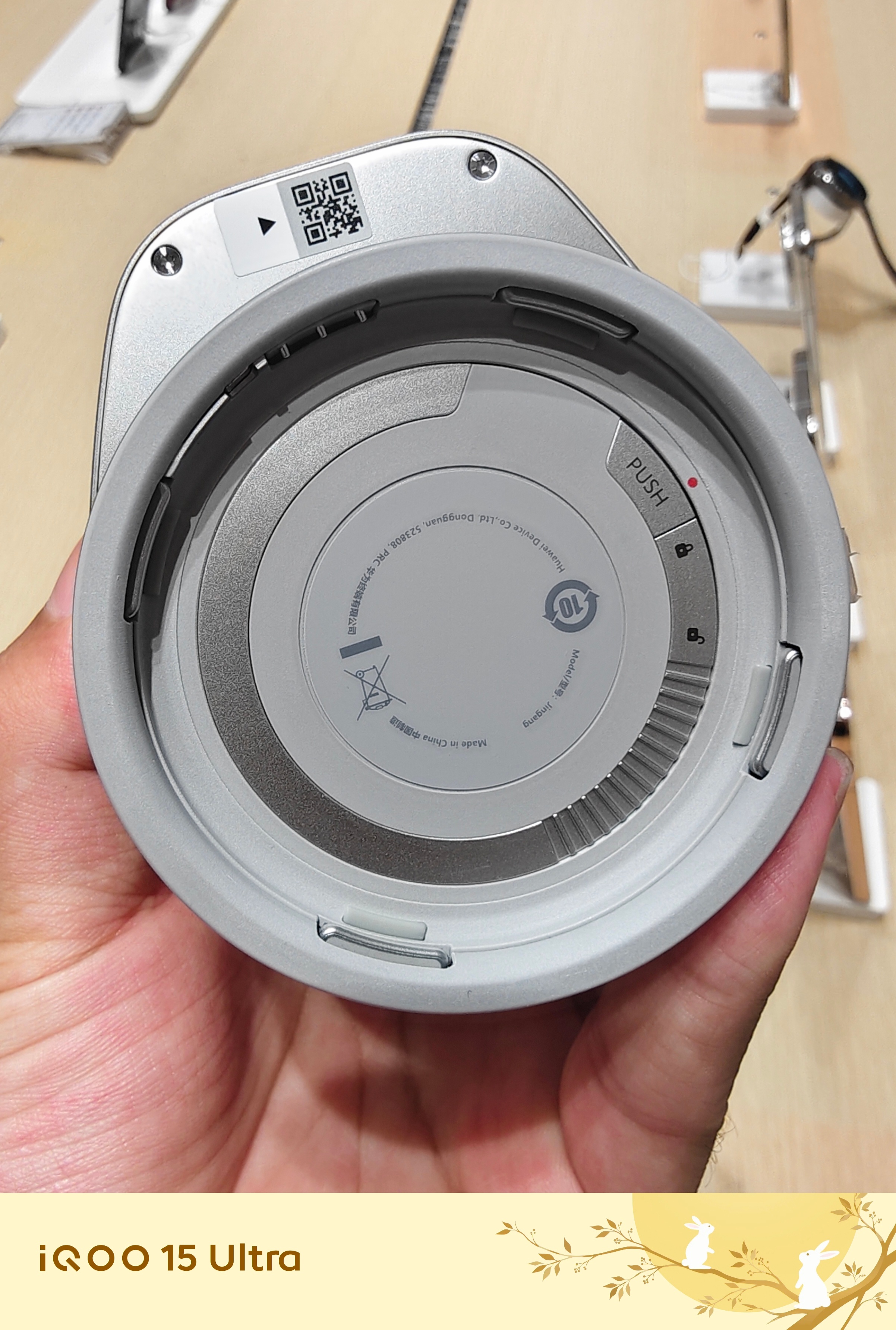 不对劲华为Mate90系列外接镜头貌似比手机本体要重？ ​​​