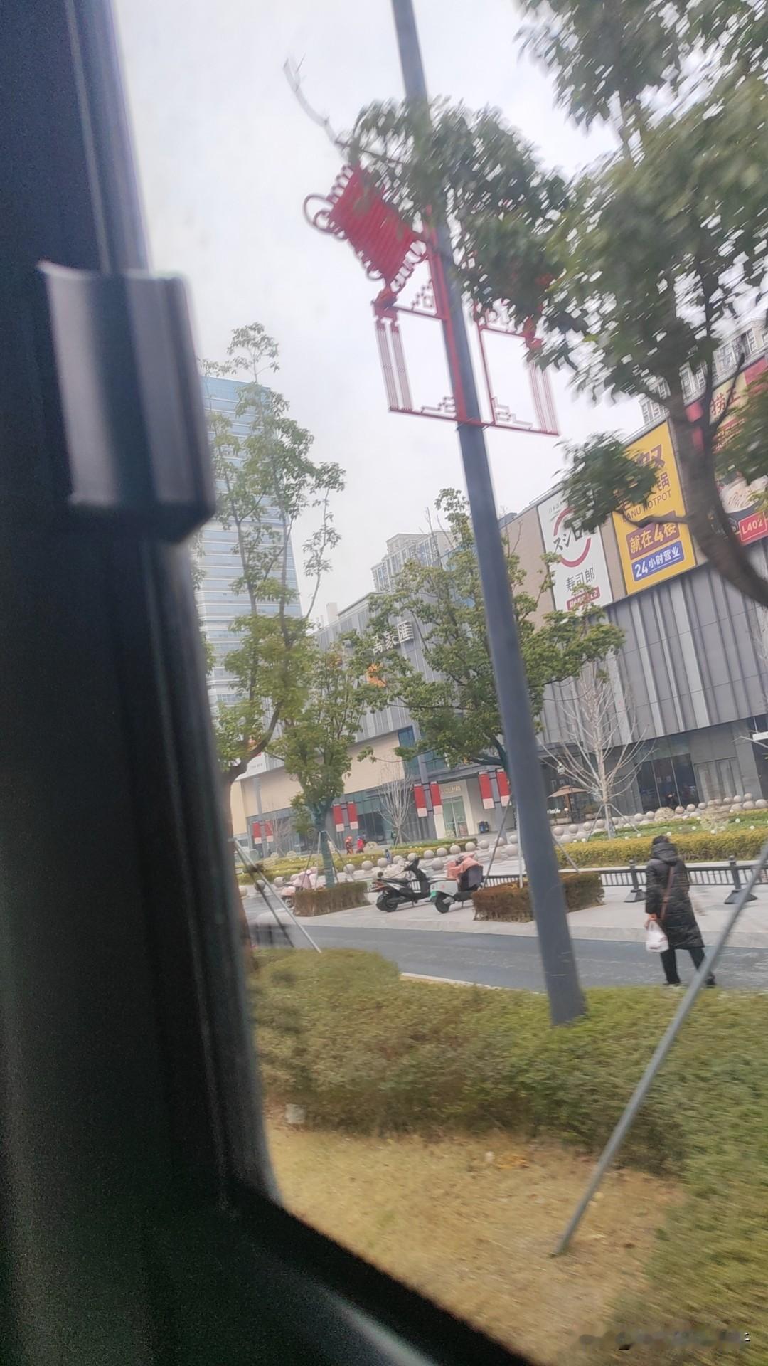 坐个公交车都能遇到聊天的大妈，大妈聊天内容跟身边那些女的一模一样，听的都烦死了！