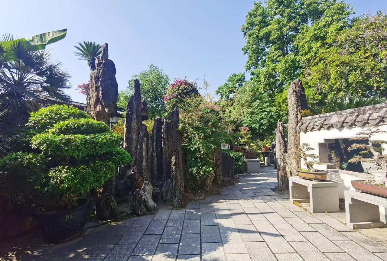 从思维上，老板有经营者思维，像餐厅老板会统筹采购成本、菜品口味等各方面来赚更多钱