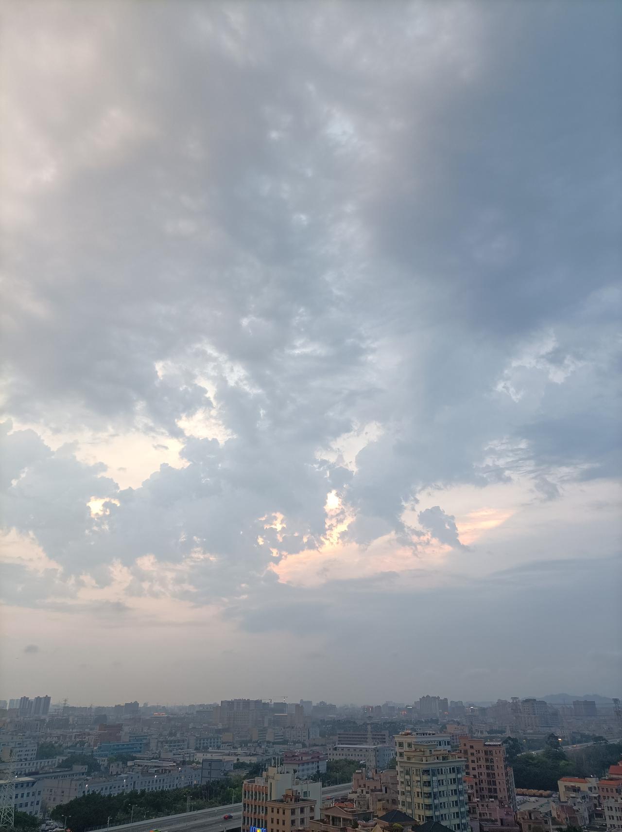 随手拍张照昨天我们这里下了雷雨，下午雨停了，天空出现了淡淡的夕阳，很有意境！