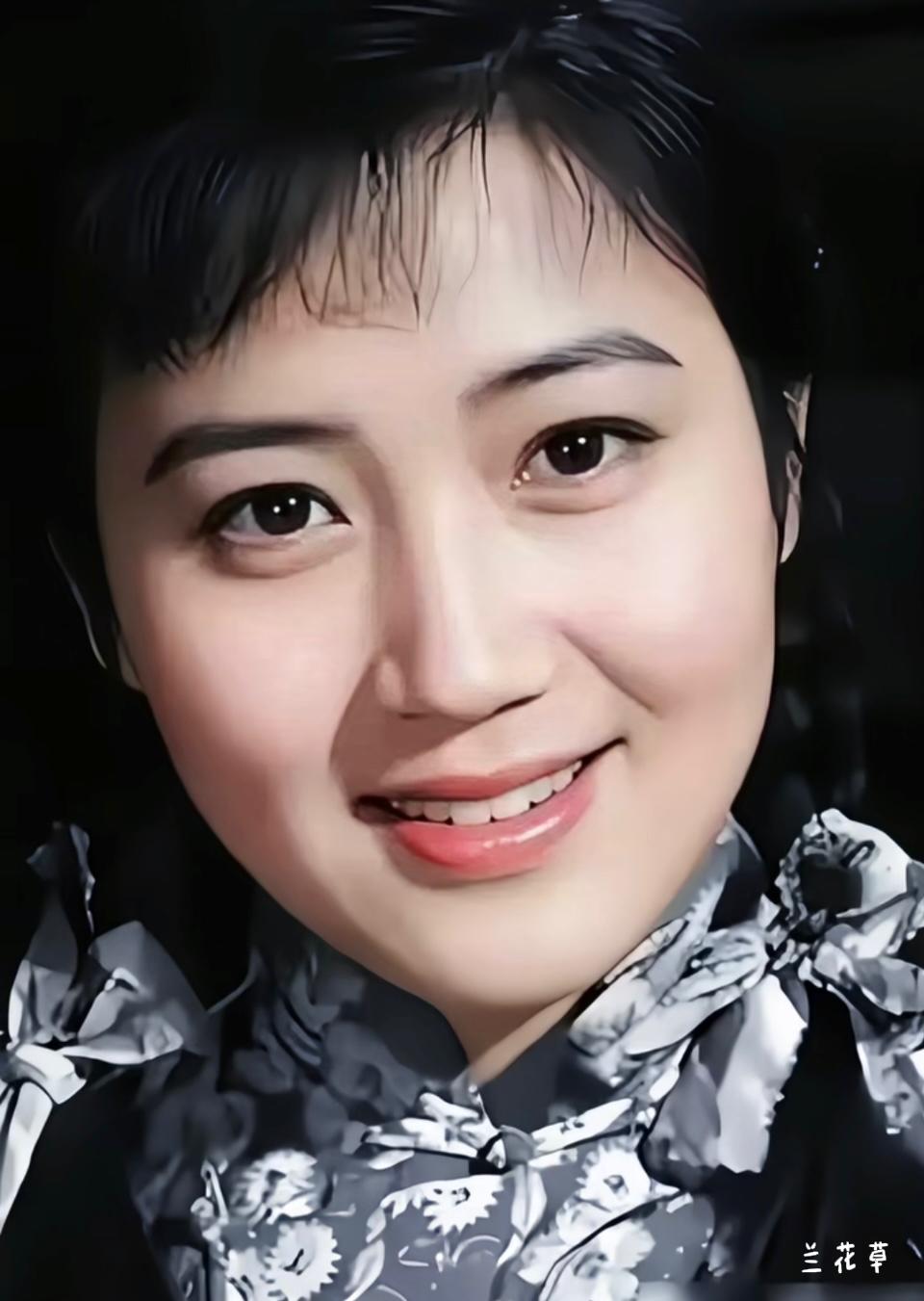 李长乐，一位酷似李秀明的老演员。
因在电影《孔雀公主》中饰演了一对母女，坊间误传