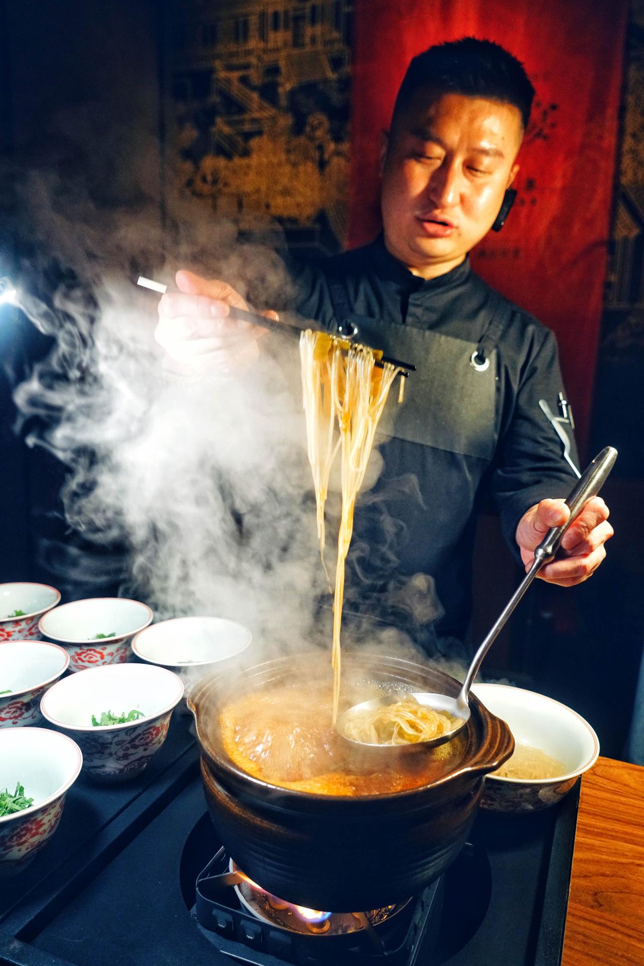 外滩张学友端上来的，是川菜20年的答案……

有人说：做餐饮企业超过10年还活着