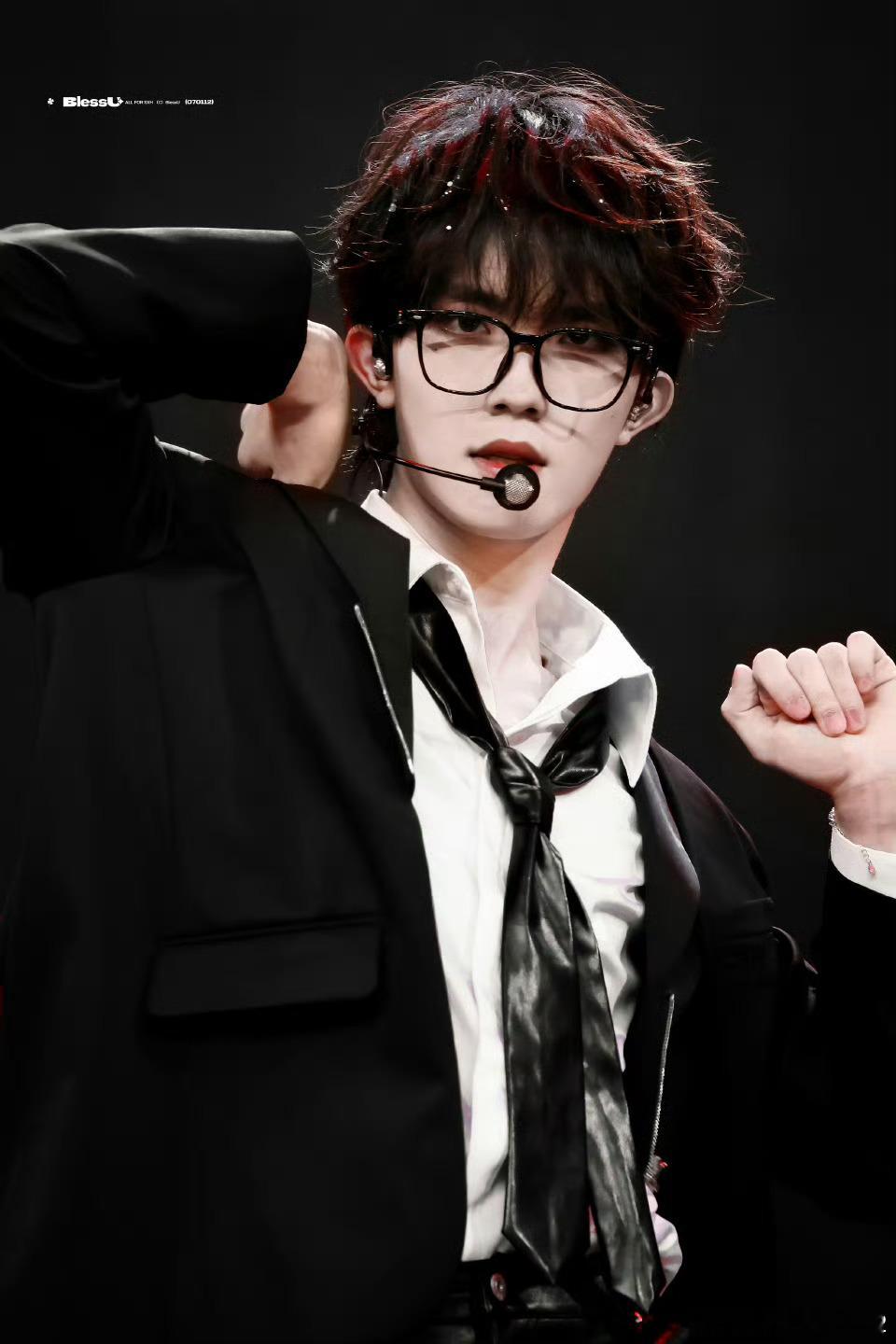 苏新皓彩排直拍看到苏新皓的直拍真的很期待他的最终舞台 很喜欢他在舞台上闪闪发光的