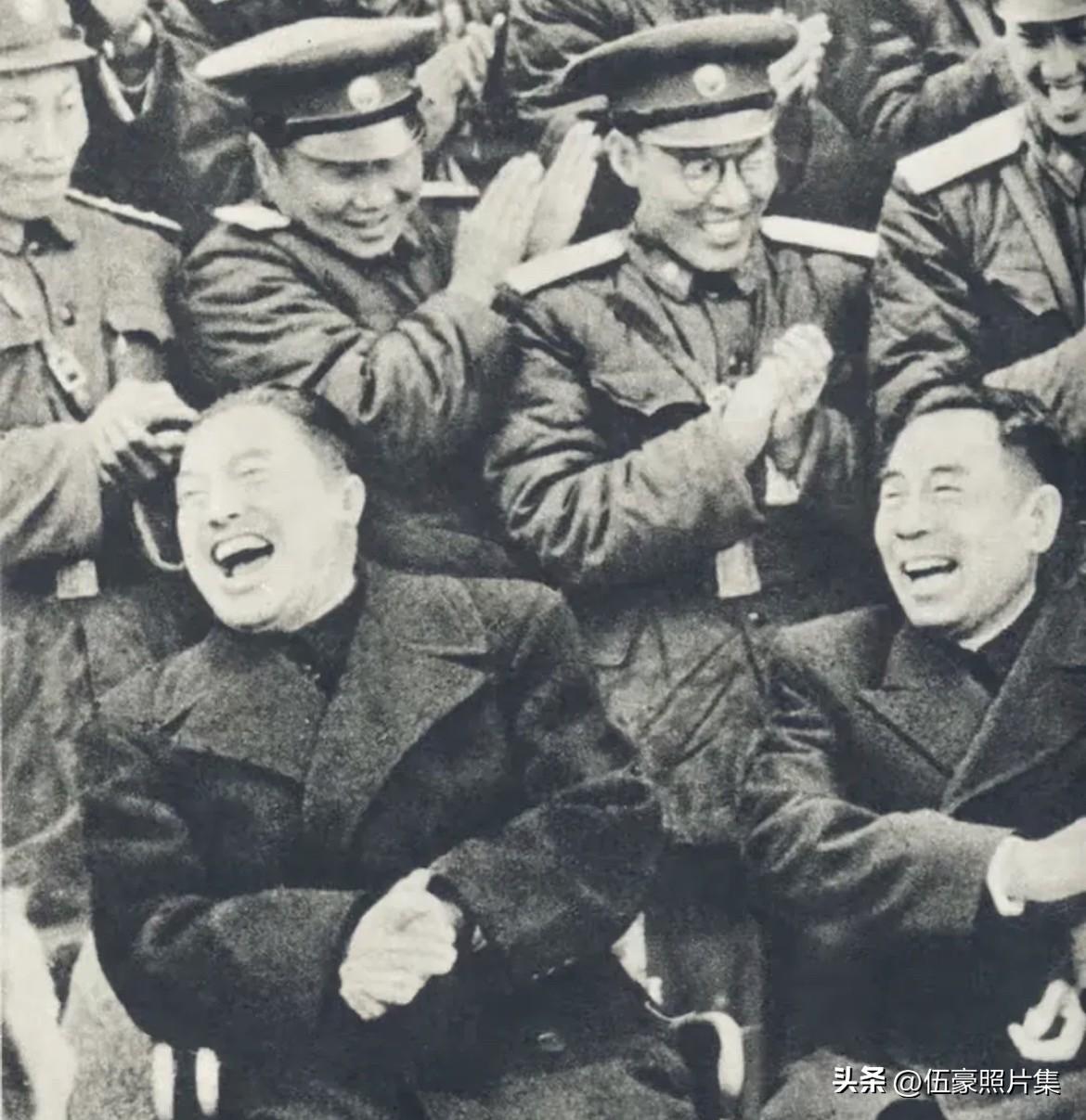 1957年2月，周恩来总理与贺龙元帅在昆明接见昆明军区干部代表时，开怀大笑时的照