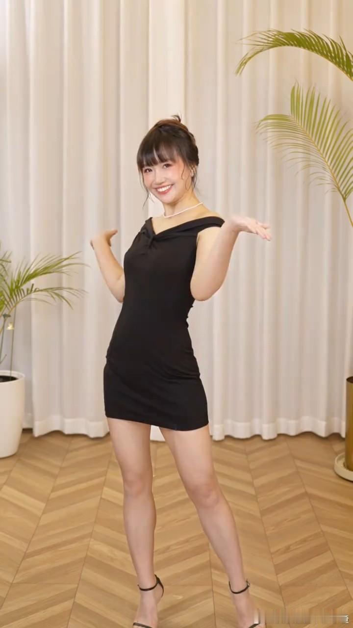 麦琳有点奇怪
明明越来越瘦了，只有88斤了，但是看起来人妻感很重，一口大白牙口看