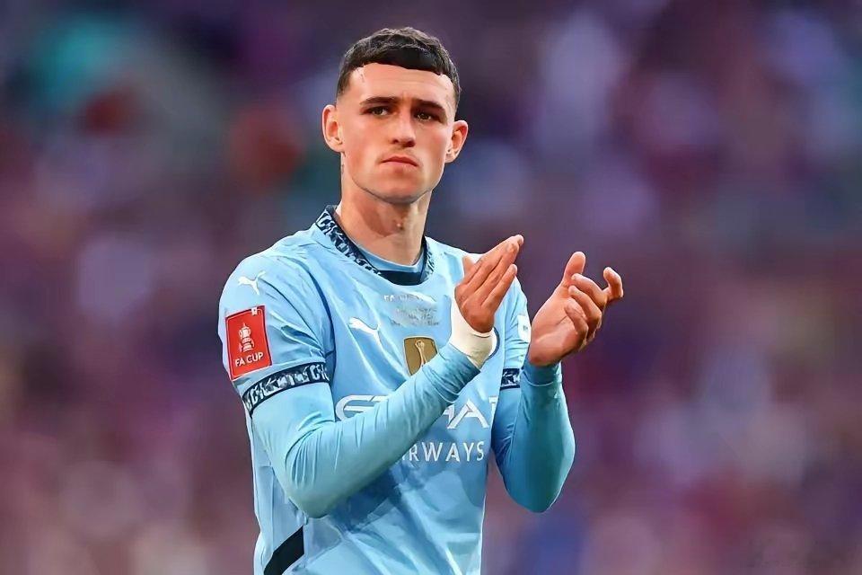 福登才25岁，却好像已经成为了老将，在目前这支曼城队，他似乎越来越显得无足轻重，