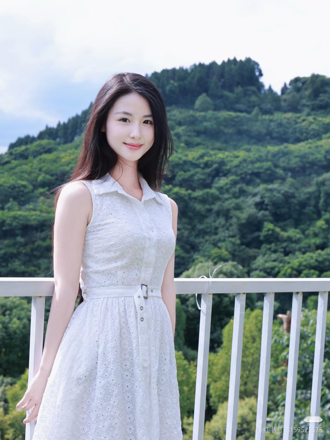 夏日清新穿搭，绿意盎然背景下的甜美少女